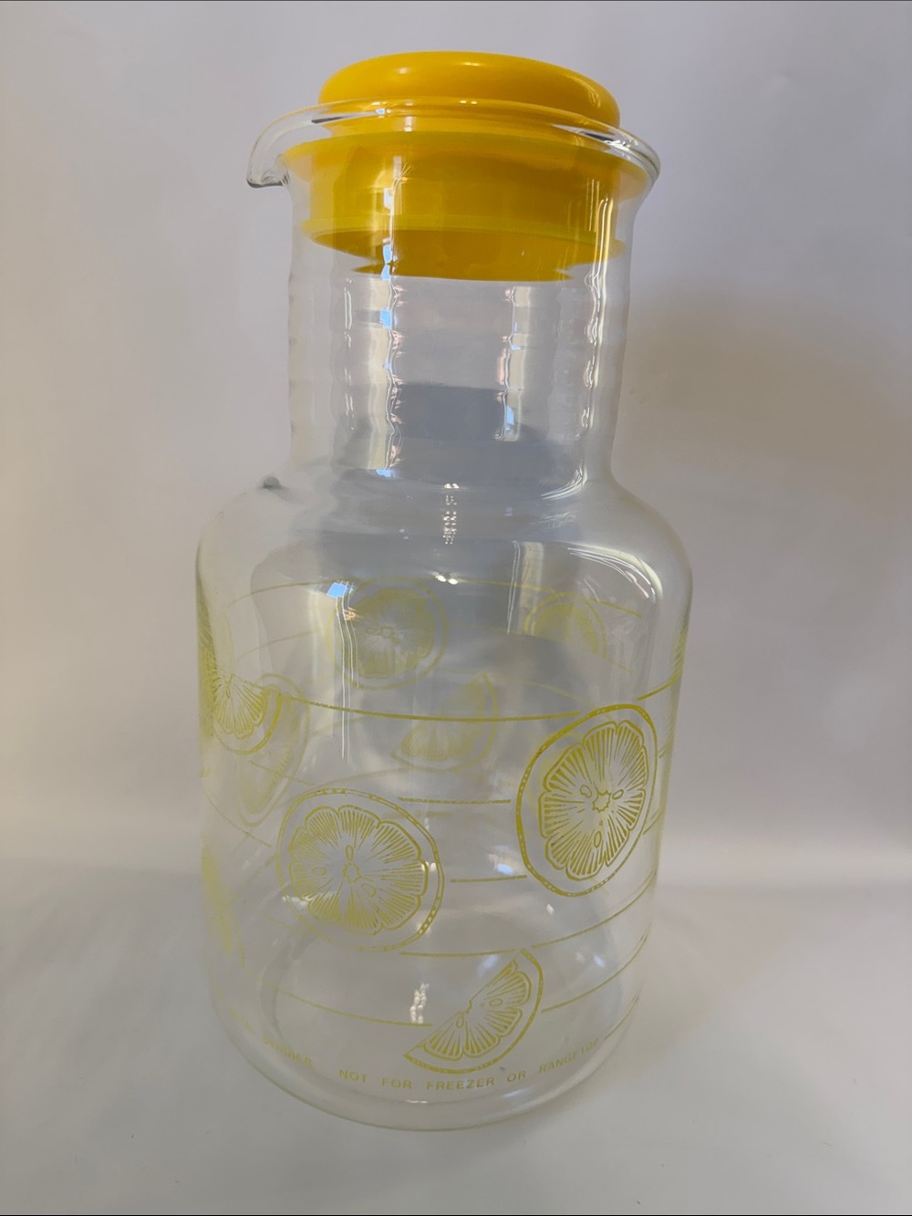 Vintage Pyrex 2-Quart Lemon Slice Glass Carafe Pitcher (Model 7520) with Origina